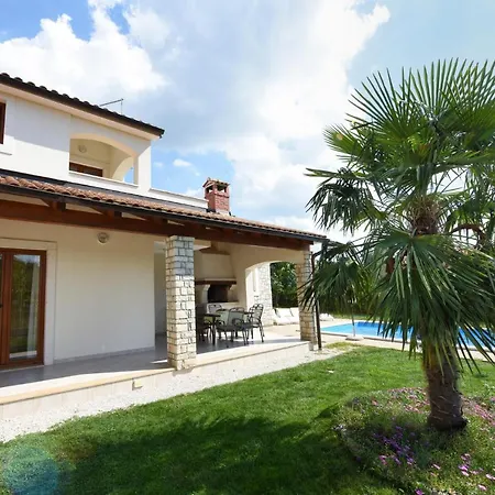 Villa Kmacici 376 *