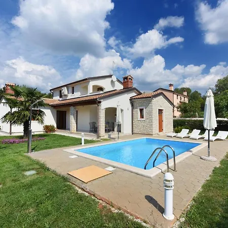 Kmacici 376 * Sveti Lovreč Pazenatički