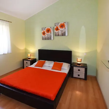 Kmacici 376 * Sveti Lovrec Pazenaticki