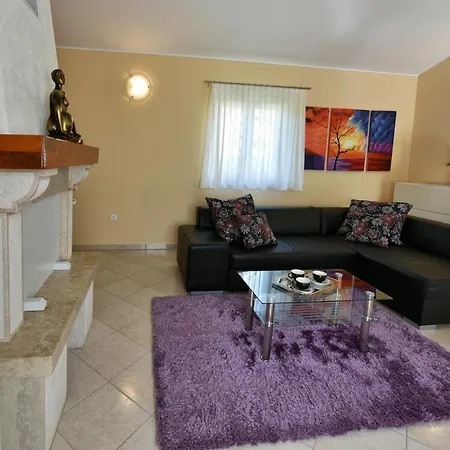 Villa Kmacici 376 *